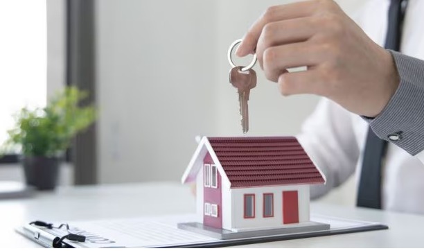 Illustration of a young couple purchasing their first home with the support of PF withdrawal